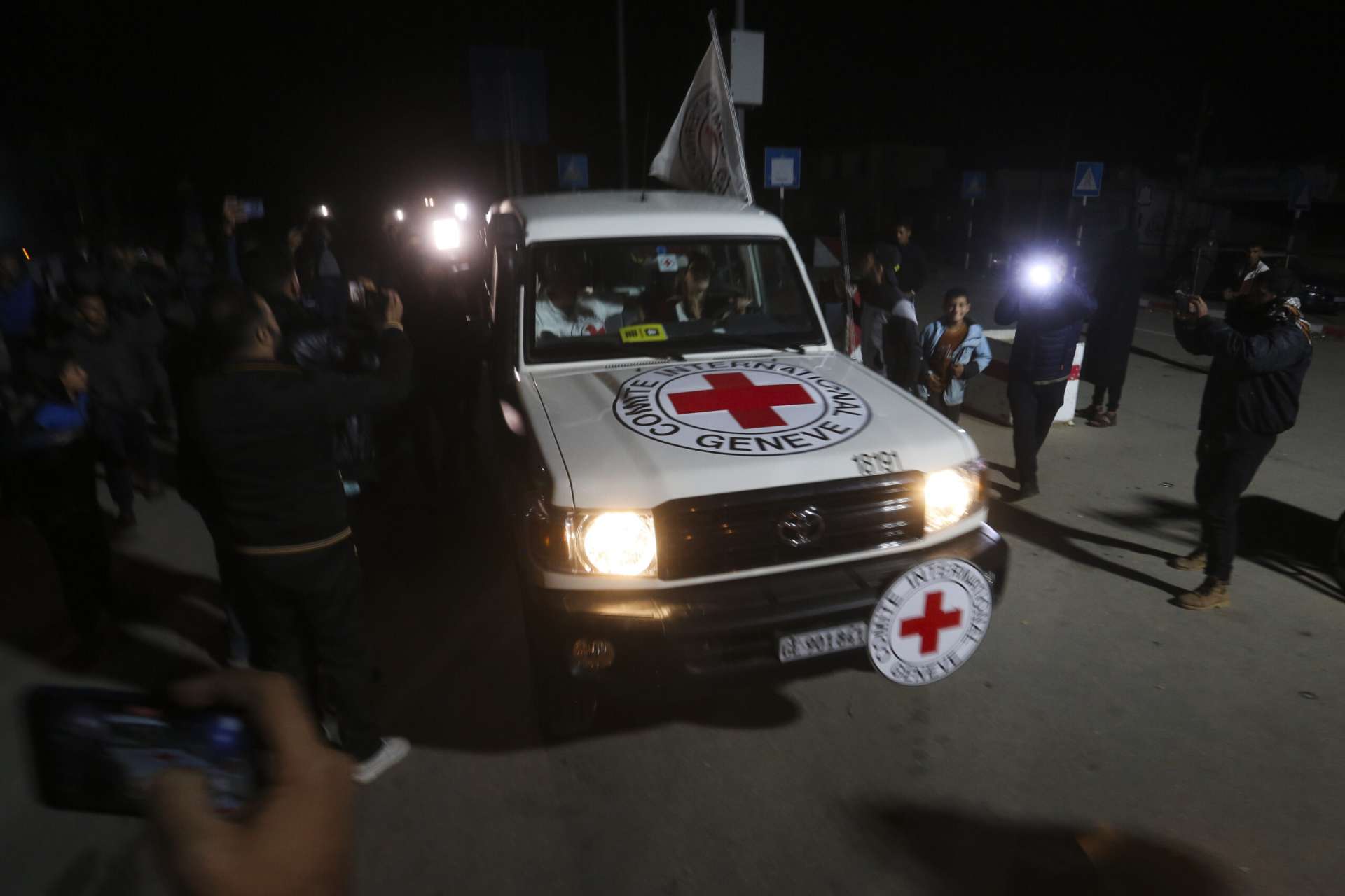 Η Χαμάς παρέδωσε στον Ερυθρό Σταυρό τους 10 ομήρους – Μαζί τους και τέσσερις Ταϊλανδούς