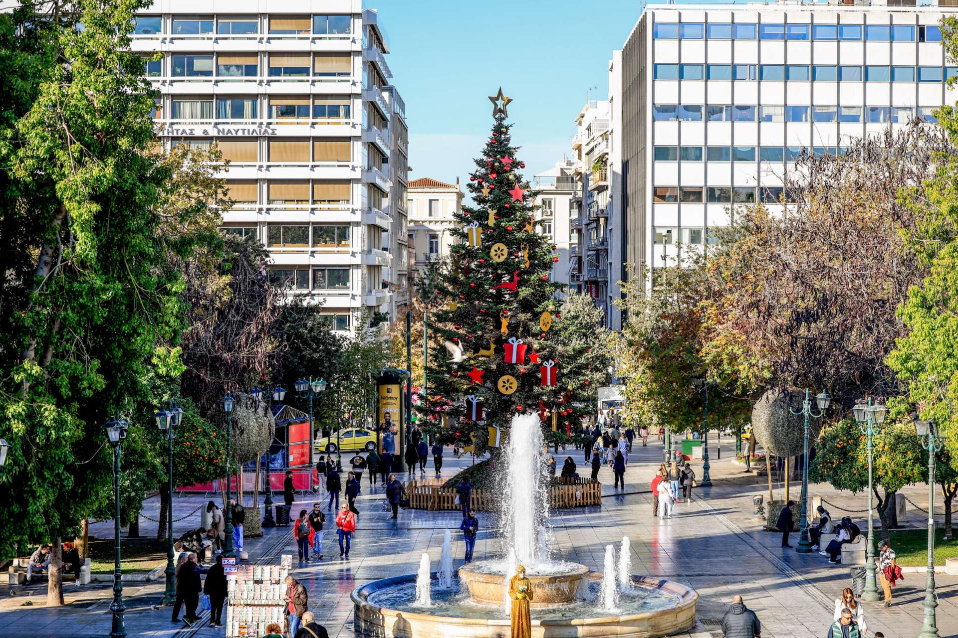  Εορταστικό κλίμα, καλός καιρός και πλήθος κόσμου στην αγορά – Το ωράριο των καταστημάτων