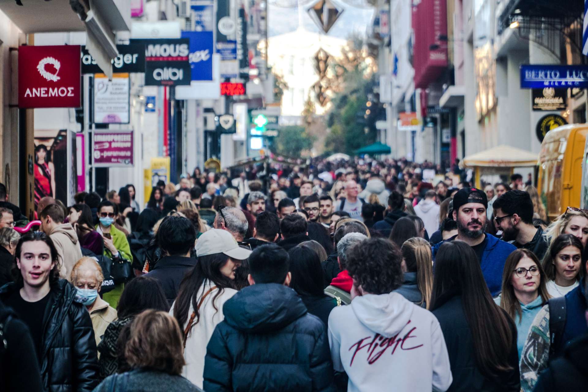  Εορταστικό ωράριο: Τι ώρα κλείνουν τα καταστήματα σήμερα και αύριο, παραμονές Πρωτοχρονιάς