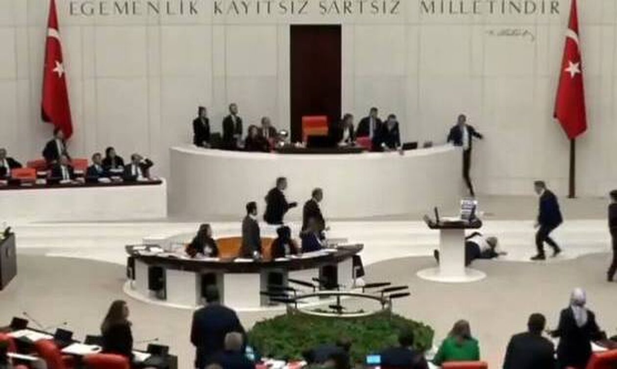  Τουρκία: Βουλευτής έπαθε καρδιακή προσβολή μέσα στο κοινοβούλιο και κατέρρευσε (βίντεο)