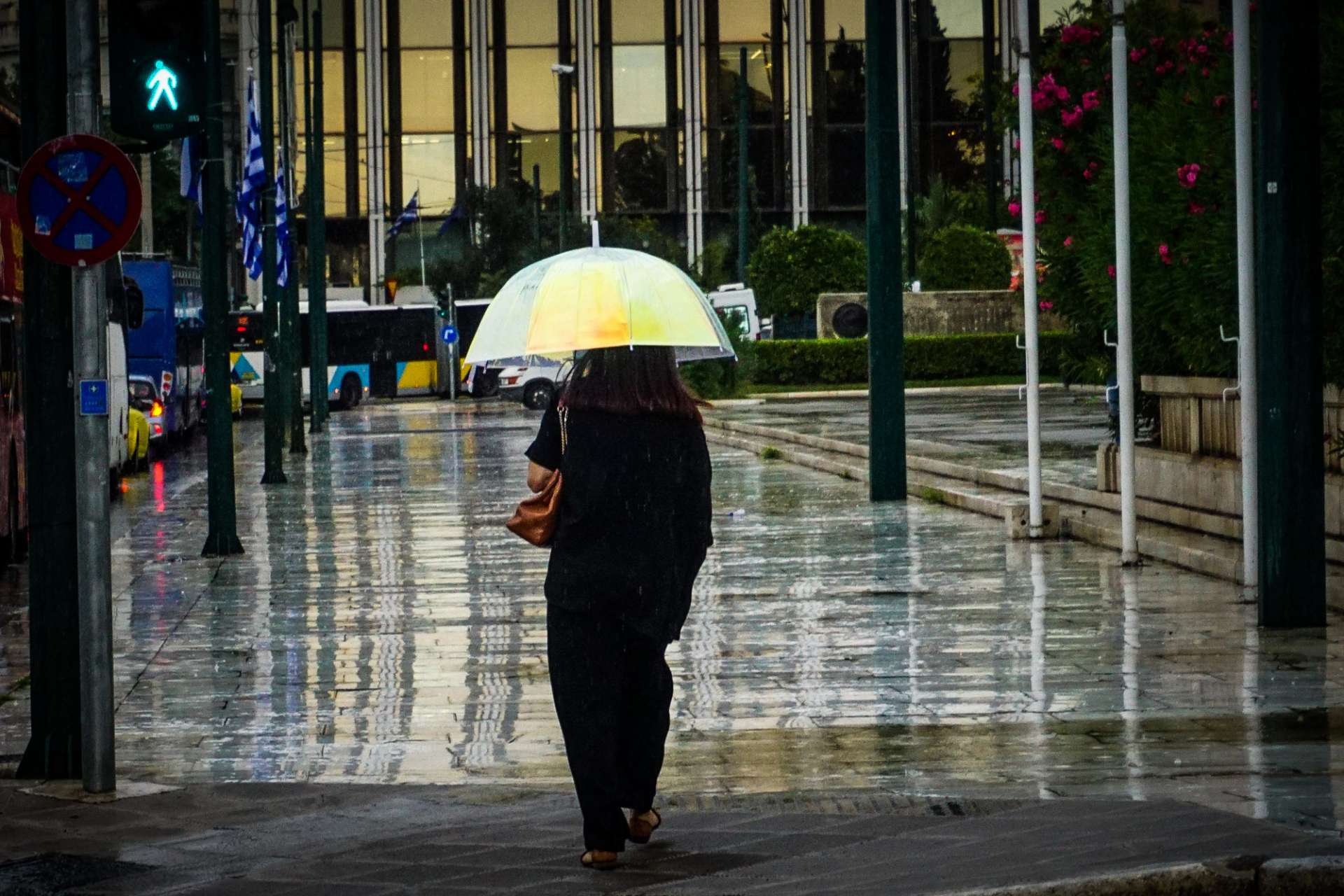  Καιρός: Έρχονται βροχές σήμερα – Με σχεδόν ανοιξιάτικο καιρό τα Χριστούγεννα