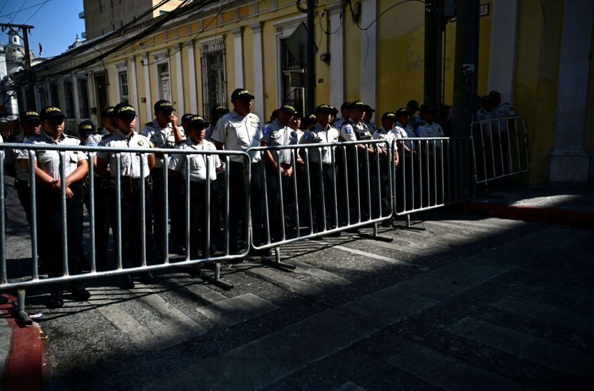  Μπλόκο της αστυνομίας στη Γουατεμάλα σε καραβάνι μεταναστών από την Ονδούρα