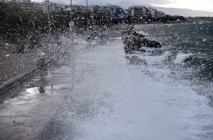  Δεμένα τα πλοία σε αρκετά λιμάνια λόγω ισχυρών ανέμων στο Αιγαίο