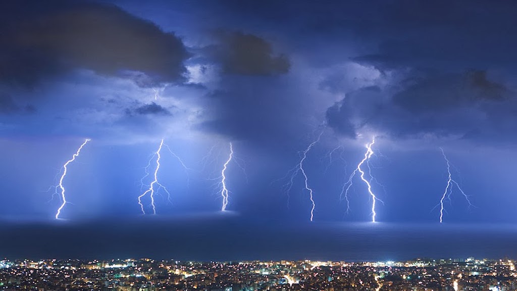  Επελαύνει η κακοκαιρία: Βροχές, καταιγίδες και θυελλώδεις άνεμοι – Προβλήματα στα λιμάνια