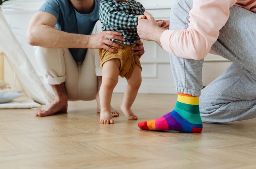  Παιδιά ομόφυλων ζευγαριών: Τι δείχνουν οι έρευνες για την ψυχική τους υγεία και ευημερία