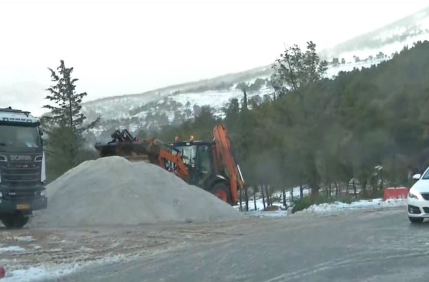  Περιπέτεια για οδηγούς που εγκλωβίστηκαν στην χιονισμένη Πάρνηθα και τη Φυλή – Πάνω από 17 κλήσεις στην Πυροσβεστική για απεγκλωβισμούς