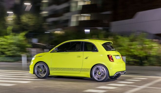  Το πρώτο ηλεκτρικό Abarth προκρίθηκε στην 5άδα για τον τίτλο του Παγκοσμίου Αυτοκινήτου του 2024