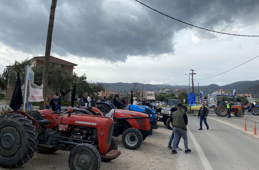  Kλιμακώνουν τις κινητοποιήσεις τους οι αγρότες – Συμβολικοί αποκλεισμοί δρόμων και τελωνείων