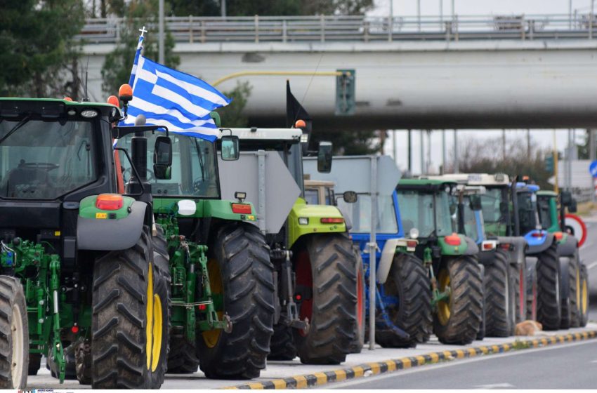  Με «αναμμένες» μηχανές οι αγρότες ενόψει της συνάντησης με τον Πρωθυπουργό – «Εισέβαλαν» στο αεροδρόμιο Αλεξανδρούπολης για να δουν τον Αυγενάκη