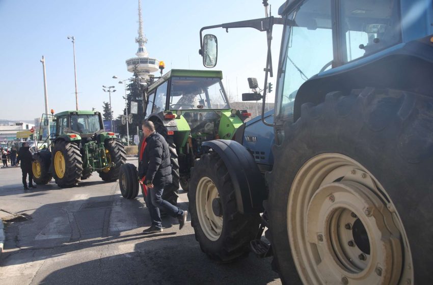  Αγροτικές κινητοποιήσεις: Επιστρέφουν σταδιακά στα μπλόκα – Κρίσιμη μέρα η Τρίτη για τα επόμενα βήματά τους