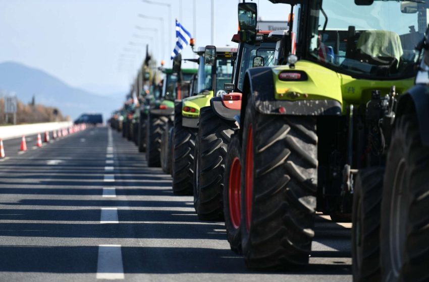  Συνεχίζονται οι κινητοποιήσεις: Παραμένουν στα  μπλόκα οι αγρότες με το βλέμμα στη συνάντηση με τον Κ. Μητσοτάκη