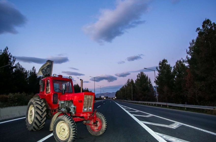  Στα μπλόκα οι αγρότες με συμβολικές δράσεις ενόψει της καθόδου με τρακτέρ στην Αθήνα – Στη Βουλή τα μέτρα για το πετρέλαιο