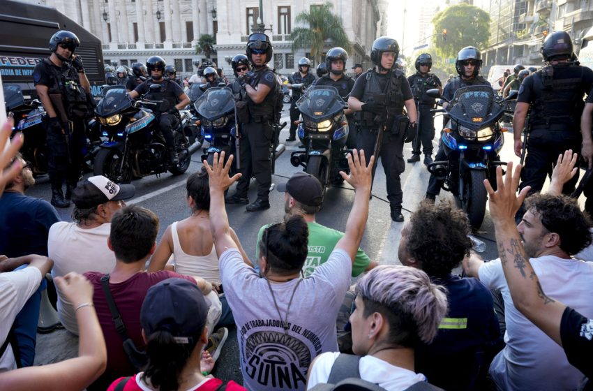  Αργεντινή: Θύελλα αντιδράσεων από την αντιπολίτευση και τα συνδικάτα για τις ριζικές μεταρρυθμίσεις που προωθεί η κυβέρνηση