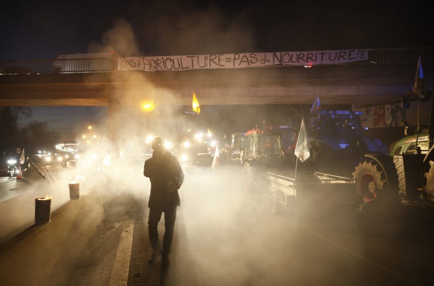  «Φουντώνει» το αγροτικό κίνημα στην Ευρώπη: Μπλόκα και αποκλεισμοί – Απεργίες και σε αεροδρόμια και ΜΜΜ στη Γερμανία