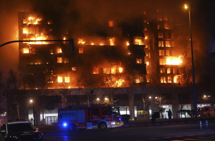  Φωτιά σε πολυκατοικία 14 ορόφων στη Βαλένθια – Τουλάχιστον επτά τραυματίες