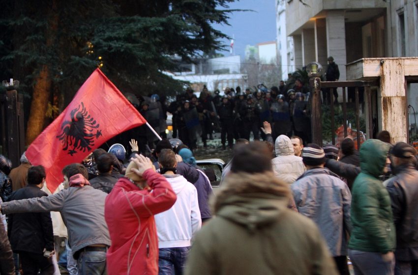  Αλβανία: Διαδηλωτές πέταξαν βόμβες μολότοφ πέτρες και καπνογόνα μπροστά από το πρωθυπουργικό γραφείο στα Τίρανα