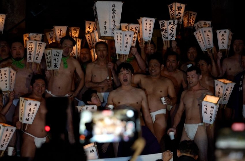  Ιαπωνία: Εκατοντάδες γυμνοί άντρες «έδιωξαν το κακό» σε παραδοσιακό τελετουργικό (video)