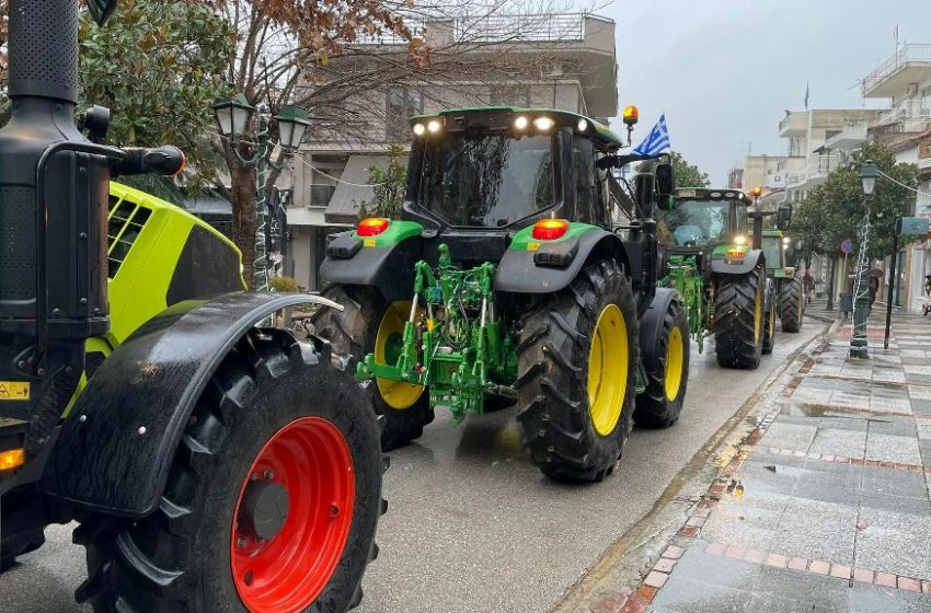  Εκατοντάδες τρακτέρ έξω από τη ΔΕΘ – Πρόσθετα μέτρα για τους αγρότες θα ανακοινώσει ο Πρωθυπουργός