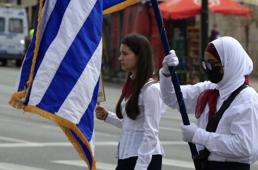  25η Μαρτίου: Πλήθος κόσμου παρακολούθησε τη μαθητική παρέλαση στο κέντρο της Αθήνας (φωτογραφίες)