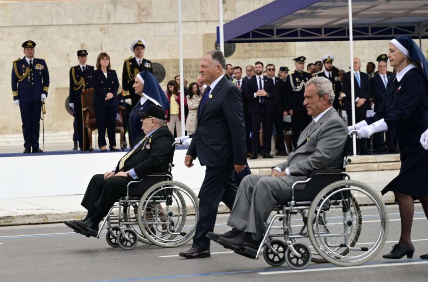  Παρέλαση 25 Μαρτίου – Βίντεο: Η διέλευση των Αναπήρων Πολέμου που συγκινεί τα πλήθη