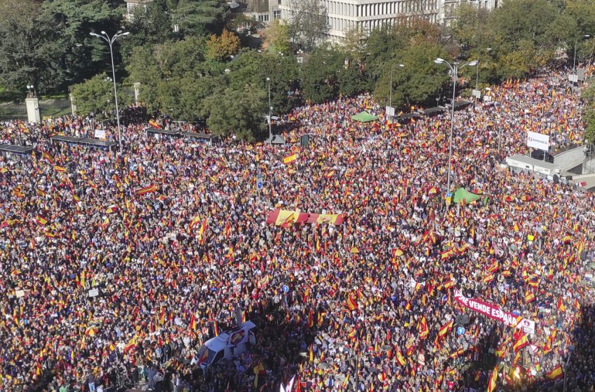  Χιλιάδες άνθρωποι διαδήλωσαν στη Μαδρίτη για να διαμαρτυρηθούν κατά του νόμου χορήγησης αμνηστίας στους Καταλανούς