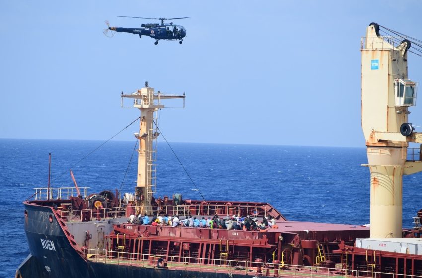  Ινδία: Αναμέτρηση 40 ωρών με Σομαλούς πειρατές που αναγκάστηκαν να παραδοθούν – Tέλος στην τρίμηνη κατάληψη του πλοίου MV Ruen