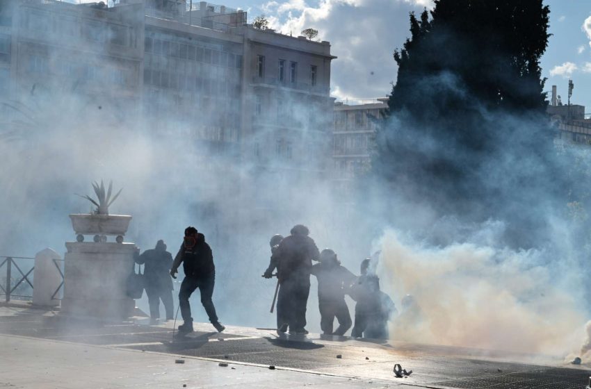  Στη Βουλή παραμένουν φοιτητικοί σύλλογοι – Επεισόδια στο πανεκπαιδευτικό συλλαλητήριο, 8 φοιτητές τραυματίες