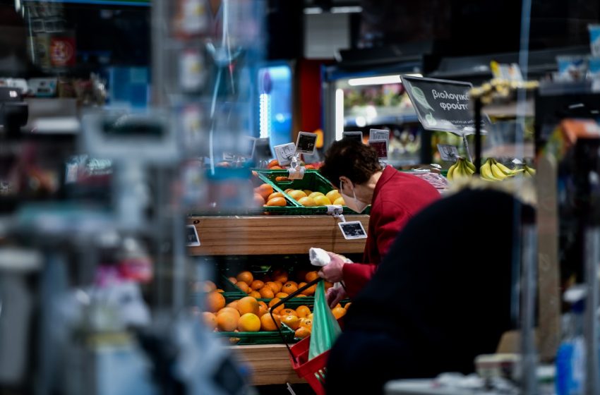  Ακρίβεια: Ανατιμήσεις σε ελαιόλαδο, νερά, φρούτα και λαχανικά τον Φεβρουάριο – Πτώση τιμών σε γιαούρτι, αλλαντικά και ποτά