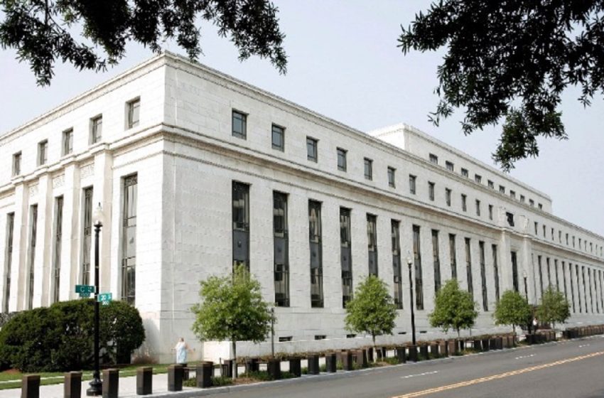  Fed: Αμετάβλητα τα επιτόκια στο εύρος του 5,25% έως 5,50%