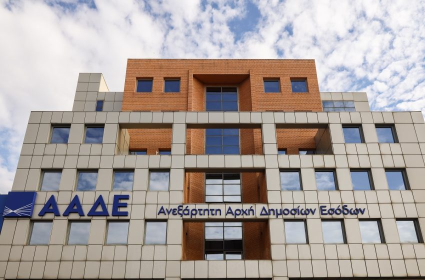  ΑΑΔΕ: Δεσμεύτηκαν 15.483 φιάλες αλοολούχων ποτών στον Πειραιά 