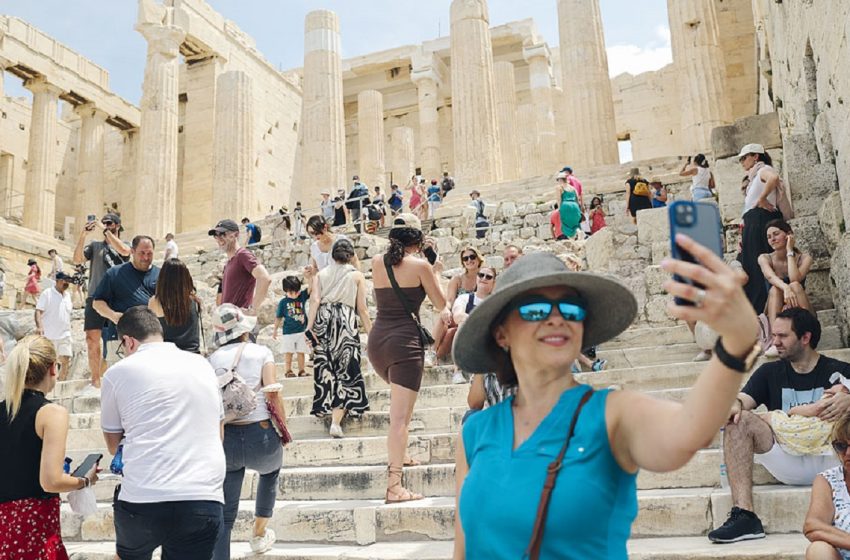  ΙΝΣΕΤΕ: Σε ιστορικά υψηλά 28,5 δισεκ. ευρώ και 13% του ΑΕΠ η συμβολή του τουρισμού στην οικονομία το 2023