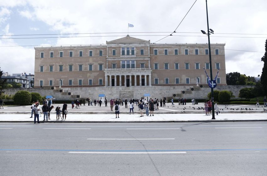  Αθήνα: Άδεια από ντόπιους, γεμάτη από τουρίστες – Βόλτες με σύμμαχο τον καιρό