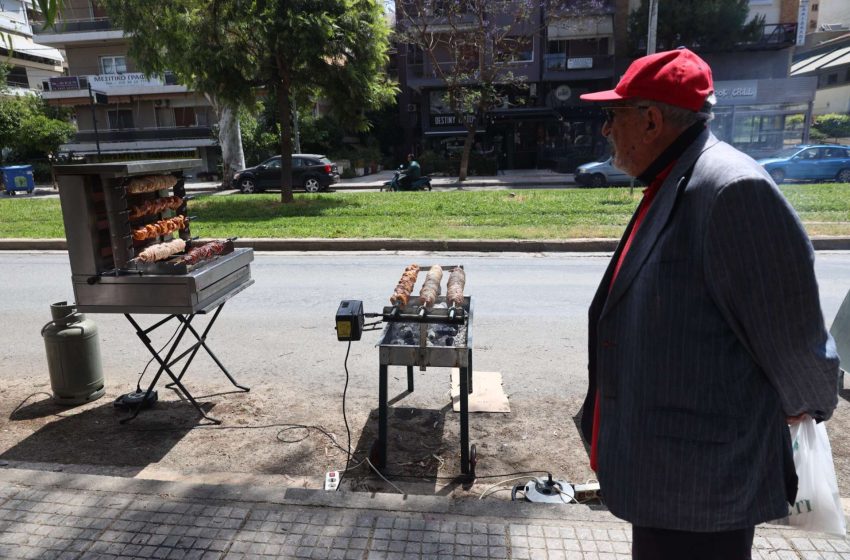  Πάσχα: Μετά τη… σούβλα γέμισε κόσμο το κέντρο της Αθήνας – Οικογενειακά γλέντια με κέφι σε όλη την Ελλάδα