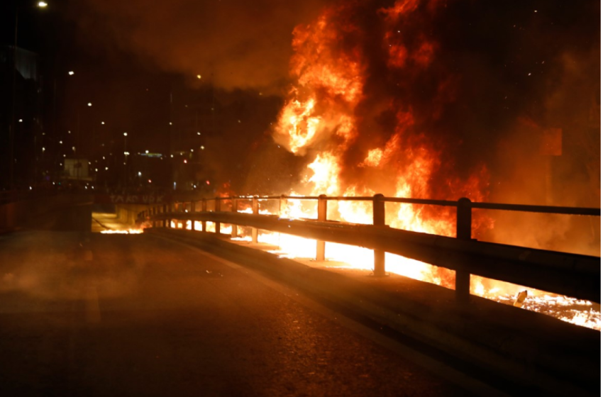  Ανάσταση με 90 μολότοφ και βεγγαλικά στο Νέο Κόσμο – Δείτε βίντεο