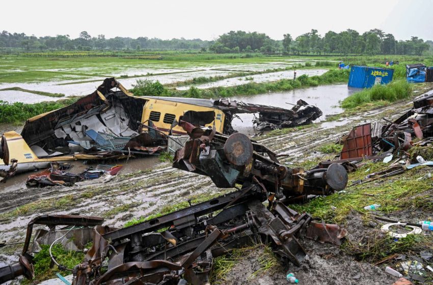  Ινδία: Στους 15 οι νεκροί από τη σύγκρουση τρένων – Ξεκινά έρευνα για τα αίτια του δυστυχήματος