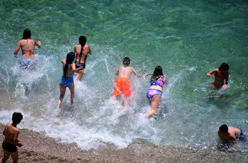  «Μην τα αφήνετε τα παιδιά από τα μάτια σας» – Τα λάθη που κάνουν συχνά οι γονείς στη θάλασσα — Ειδικός εξηγεί στο ΕΡΤNews