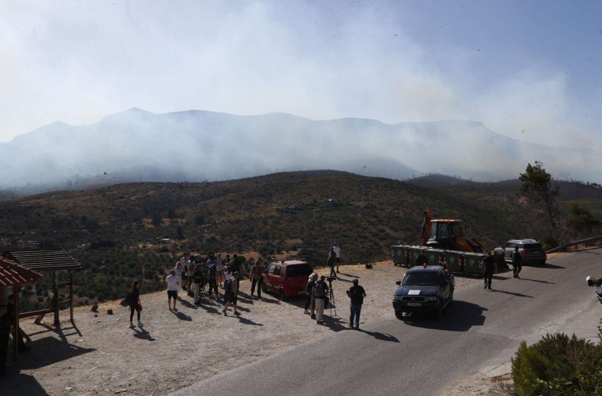  Φωτιά στην Πάρνηθα: Άρση των εκτροπών κυκλοφορίας στην περιοχή Κατσιμίδι