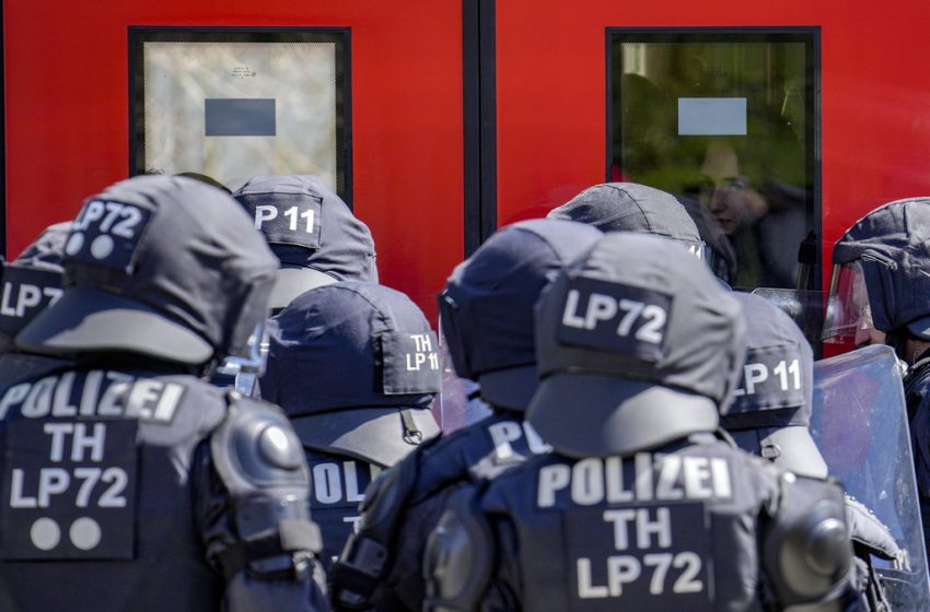  Γερμανία: Δύο αστυνομικοί σοβαρά τραυματίες στις διαδηλώσεις κατά του συνεδρίου του AfD στο Έσεν