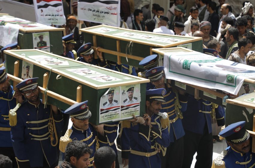  Υεμένη: Οι Χούθι θάβουν τους μαχητές που σκοτώθηκαν στους βομβαρδισμούς των ΗΠΑ και της Βρετανίας