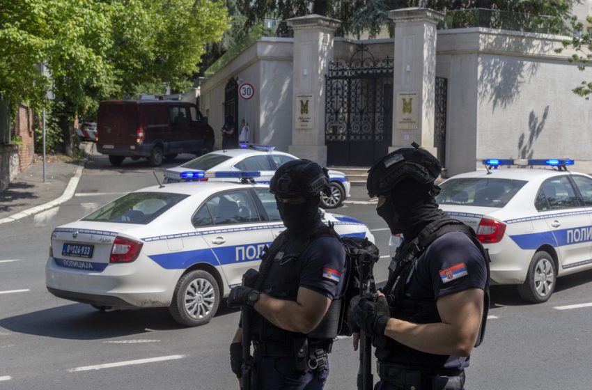  Σερβία: Είχε ασπαστεί το Ισλάμ ο τοξοβόλος που τραυμάτισε αστυνομικό έξω από την πρεσβεία του Ισραήλ