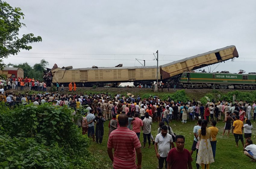  Ινδία: Σύγκρουση εμπορικού τρένου με επιβατική αμαξοστοιχία προκαλεί τον θάνατο 13 ανθρώπων και τον τραυματισμό δεκάδων