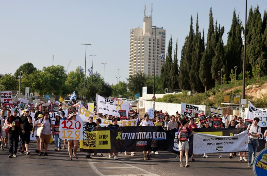  Ισραηλινοί διαδηλωτές απέκλεισαν κεντρικούς δρόμους στην Ιερουσαλήμ και την Ερζλίγια, απαιτώντας εκλογές