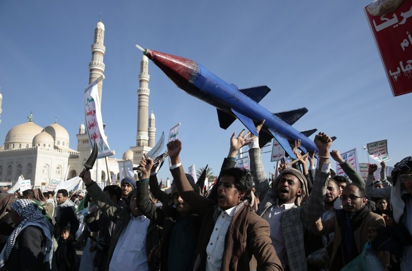  Υεμένη: Οι Χούθι υποστηρίζουν ότι έπληξαν ισραηλινό πλοίο με νέο βαλλιστικό πύραυλο