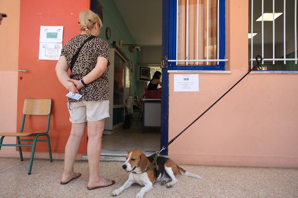 Ευρωεκλογές: Όσοι και όσα έκλεψαν την παράσταση μπροστά από τις κάλπες – Φωτογραφίες