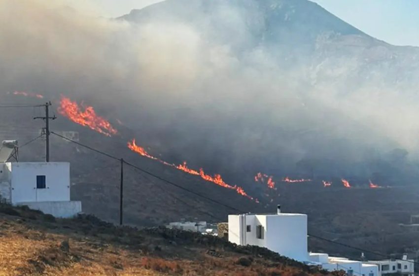  Φωτιά στη Σέριφο – Μήνυμα από το «112» για απομάκρυνση