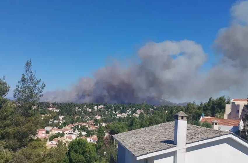  Φωτιά στη Σταμάτα κοντά σε σπίτια – Εκκενώνονται Αμυγδαλέζα, Γαλήνη και Ροδόπολη