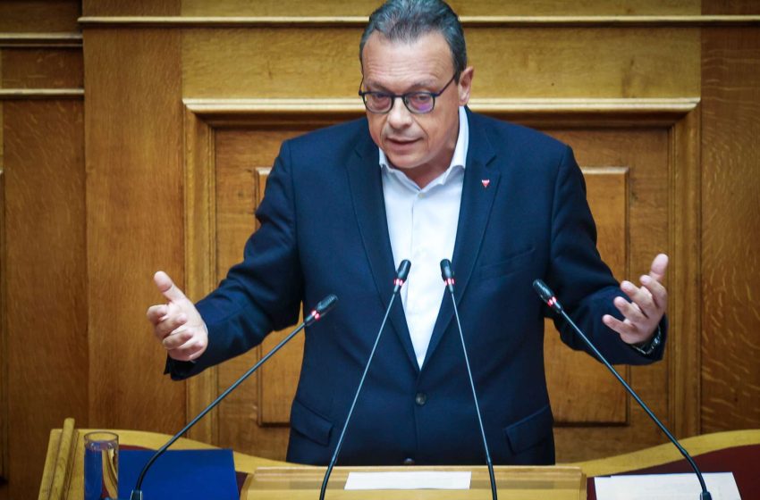  Φάμελλος: Υποφορολόγηση των υπερκερδών των διυλιστηρίων, με χατίρια της κυβέρνησης στις επιχειρήσεις