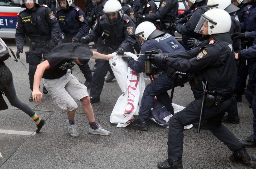  Βιέννη: Επεισόδια και συλλήψεις καθώς διαδηλωτές προσπάθησαν να εμποδίσουν συγκέντρωση ακροδεξιών