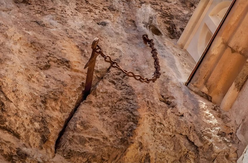 Έκλεψαν το γαλλικό Εξκάλιμπερ που βρισκόταν 1.300 χρόνια καρφωμένο σε βράχο της πόλης Ροκαμαντούρ (βίντεο)