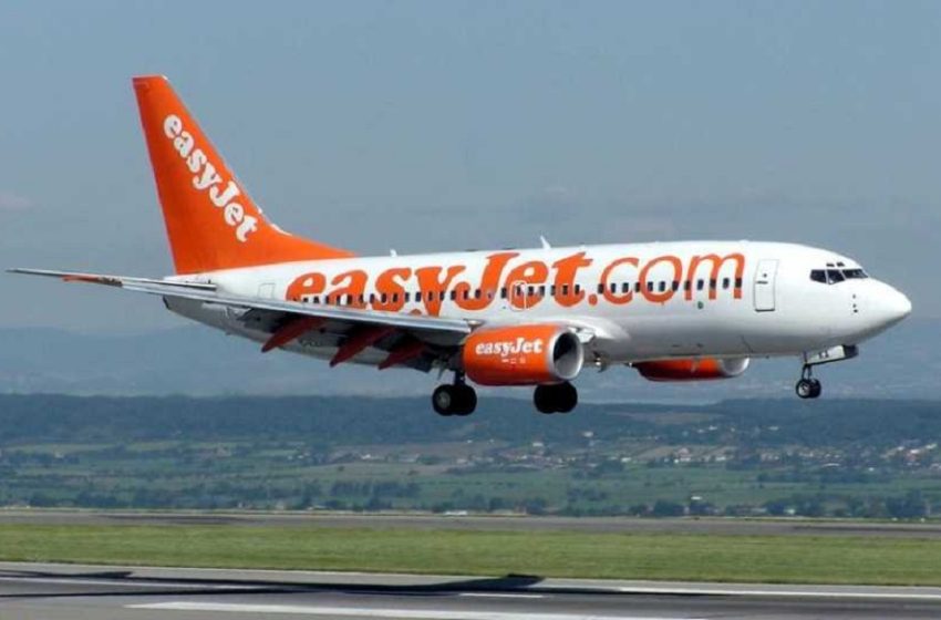  Εφιάλτης στον αέρα για εκατοντάδες Βρετανούς τουρίστες – Αεροσκάφος της EasyJet παρουσίασε βλάβη